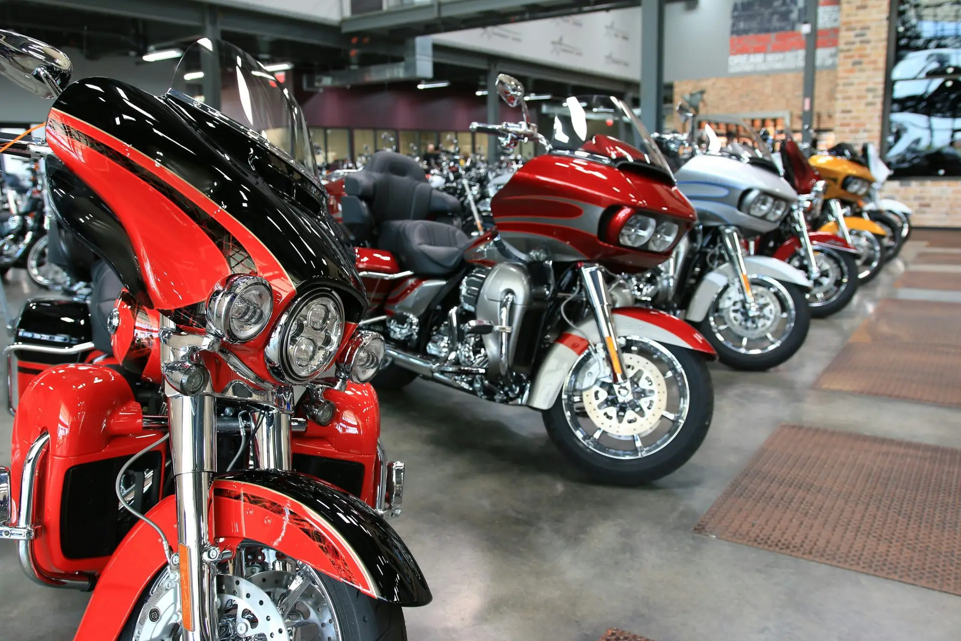 a row of motorcycles parked next to each other